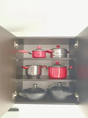 a shelf with pots and pans in a kitchen at Apartamento moderno y céntrico en Lima, 3 Dormitorios in Lima