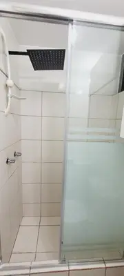 a shower with a glass door in a bathroom at Departamento completo cerca al Centro Histórico de Lima y al aeropuerto in Lima