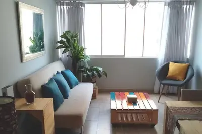 a living room with a couch and a table at Bonito y Moderno 1 o 2 dormitorios in Lima