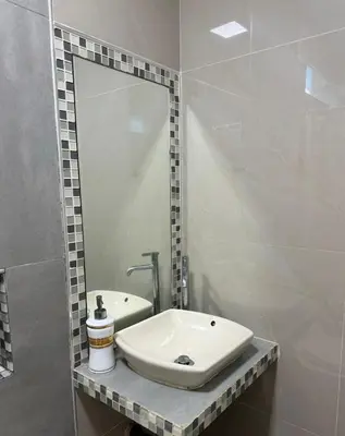 a bathroom with a sink and a mirror at Surfer Hostel El Quilla Punta Hermosa in Punta Hermosa
