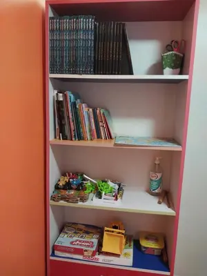 a book shelf filled with lots of books at Amplio Departamento amoblado, Condominio Parques de la Huaca - San Miguel in Lima