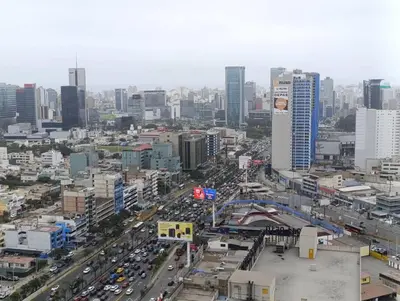 a city with a lot of traffic on a highway at Piso 31, Último piso, con vista Panorámica in Lima