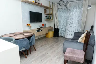 a living room with a table and chairs and a television at 1 Habitación en Apto de 2 habitaciones en Centro Financiero San Isidro in Lima