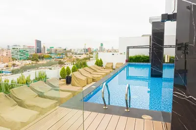 a swimming pool on the roof of a building at 1 Habitación en Apto de 2 habitaciones en Centro Financiero San Isidro in Lima