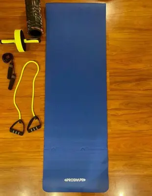 a blue snowboard on a table with a pair ofippers at Loft en el centro de San Isidro Pet Friendly in Lima