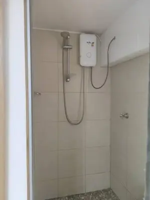 a shower in a bathroom with a shower at Cómodo Estudio Miraflores in Lima