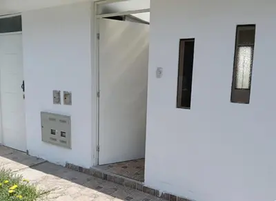 a white wall with an open door on a building at Departamento Pisco - San Andrés, cerca a Paracas in Gallinazos Hacienda