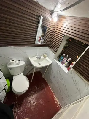 a bathroom with a toilet and a sink at Habitación con recojo desde el aereopuerto in Cusco