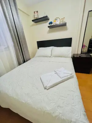 a bed with two white towels on top of it at Apartamento en Santiago de Surco in Lima