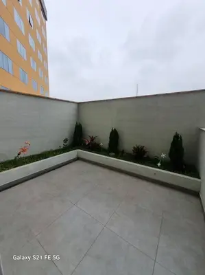 an empty patio with plants in a building at Moderno departamento San Isidro in Lima