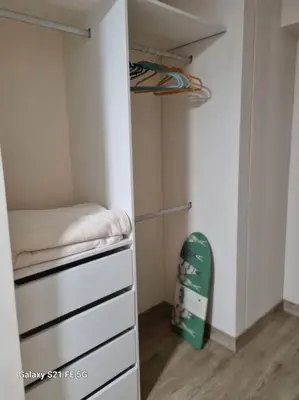 a room with a closet with a bed and a snowboard at Moderno departamento San Isidro in Lima