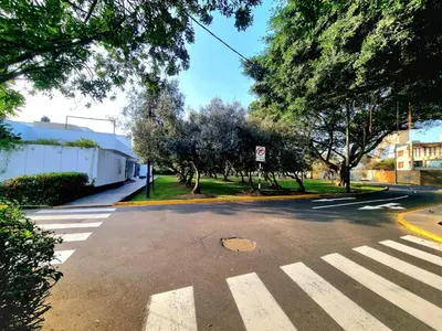 an intersection of an empty street with a crosswalk at E SuiteTOP Tudela San Isidro Lima 2B 202 in Lima