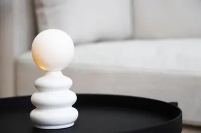 a white egg sitting on top of a black table at Hermoso Departamento Miraflores in Lima