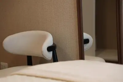 a reflection of a white chair in front of a mirror at Hermoso Departamento Miraflores in Lima