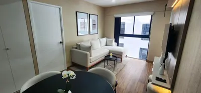 a living room with a couch and a table at Hermoso Departamento Miraflores in Lima