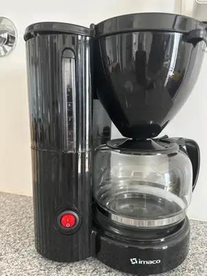 a black blender sitting on top of a counter at Cómodo y Acogedor Departamento Cerca de Barranco y el Circuito de Playas in Lima