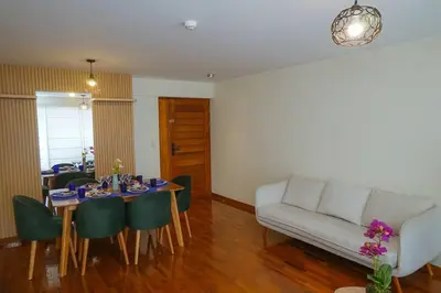 a living room with a table and a couch at Bello Familiar Miraflores Larcomar Kennedy in Lima