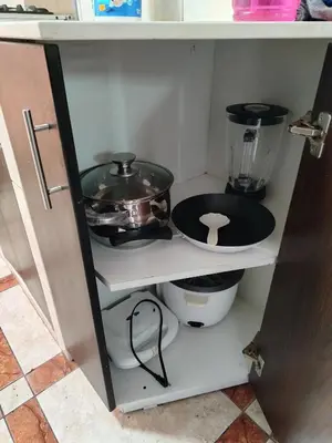 a kitchen shelf with a pot and pans on it at Apartamento acogedor en La Perla in Lima
