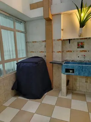 a bathroom with a blue sink and a table at Apartamento acogedor en La Perla in Lima