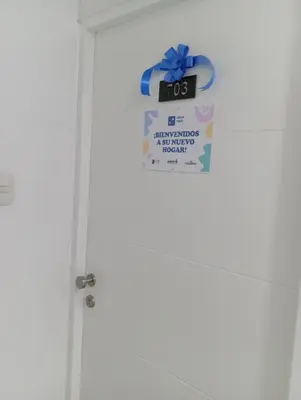 a door with a sign on it on it at Alquiler de habitación en un bonito y cálido departamento muy bien ubicado en Barranco in Lima