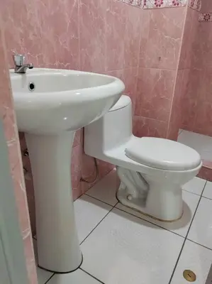 a bathroom with a white sink and a toilet at Apartamento de Kelita in Ayacucho