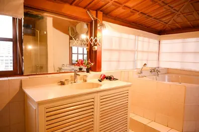 a bathroom with a sink and a tub at Gran Olivar Suite de San Isidro -3 Habitaciones in Lima