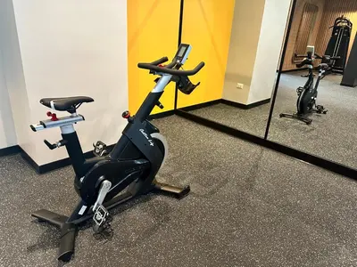 a gym with a exercise bike and a mirror at San Isidro, lindo depa , 2tv wifi, piscina, lavanderia in Lima