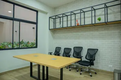 a conference room with a table and four chairs at Treehouse by Wynwood house in Lima