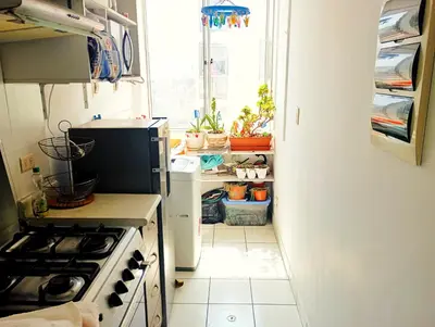 a small kitchen with a stove and a window at Departamento Lima acogedor, ventilado, cálido y moderno San miguel, Lima, Perú in Lima