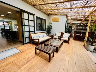 a living room with couches and a table at Casa El Oasis de Ica in Ica