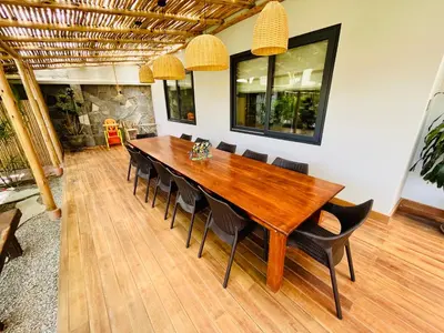 a dining room with a wooden table and chairs at Casa El Oasis de Ica in Ica