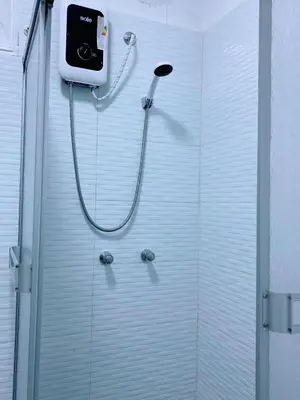 a shower with a hose attached to a wall at P2 Habitación Privada doble Miraflores, LIMA in Lima