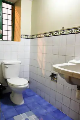 a bathroom with a toilet and a sink at Acogedor Departamento en Barrio Resbalosa, a 5 Min de la Plaza de Cusco in Cusco