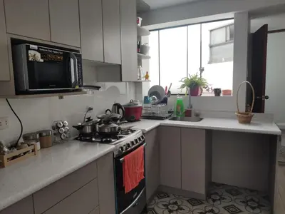 a kitchen with a stove and a microwave at Wasi de Sophia in Lima