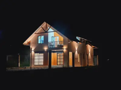 a house at night with its lights on at La Casa de Anni Departamento 3 in Oxapampa