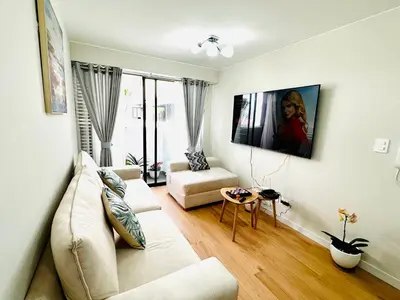 a living room with a couch and a table at Alojamiento Mama Ocllo in Lima
