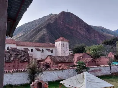 a building with a mountain in the background at Casa Victoria - Huayllabamba, Urubamba Cusco, Perú in Huayllabamba