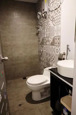 a bathroom with a toilet and a sink at Casa sabina aeropuerto plus in Lima