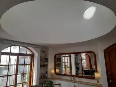 a room with two mirrors and a white ceiling at Hogar de Jorge y Mary PLAYA SANTA MARÍA DEL MAR in Quebrada Seca