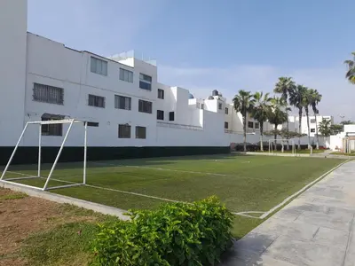 a tennis court in front of a building at Hogar de Jorge y Mary PLAYA SANTA MARÍA DEL MAR in Quebrada Seca