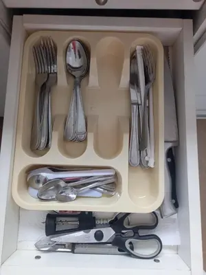 a drawer filled with utensils in a kitchen at Hogar de Jorge y Mary PLAYA SANTA MARÍA DEL MAR in Quebrada Seca