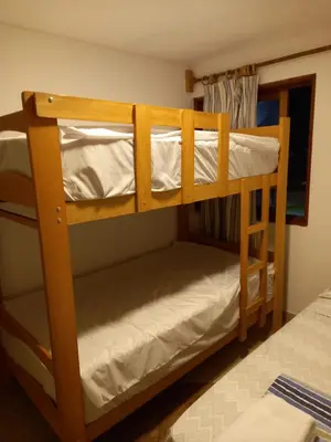 a couple of bunk beds in a room at Hogar de Jorge y Mary PLAYA SANTA MARÍA DEL MAR in Quebrada Seca