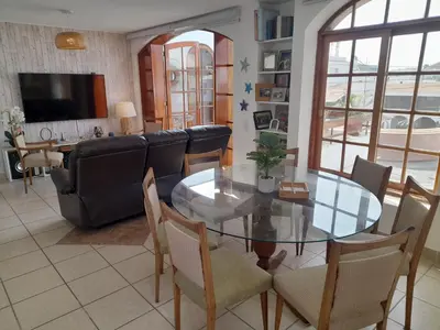 a living room with a glass table and chairs at Hogar de Jorge y Mary PLAYA SANTA MARÍA DEL MAR in Quebrada Seca
