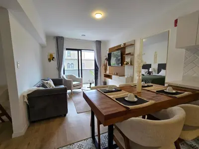 a living room with a dining table and a living room at Apartamento full equipado en barranco in Lima