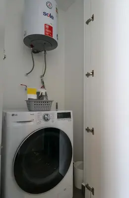a washing machine with a dryer in a room at Stelar by Wynwood House in Lima
