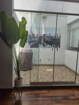 a potted plant in a room with a view of a city at Excelente Departamento las viñas in La Molina