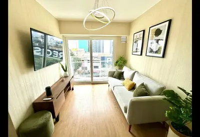 a living room with a couch and a table at Apartamento Céntrico cerca a San Isidro in Lima