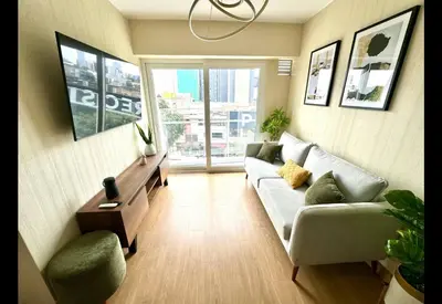 a living room with a couch and a table at Apartamento Céntrico cerca a San Isidro in Lima
