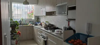 a kitchen with a sink and a stove top oven at Depa4dormitoriosPuebloLibre in Lima