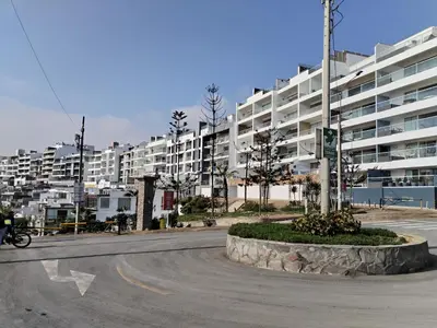 an empty street in front of a large apartment building at Depa en Punta Hermosa in Punta Hermosa